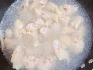 咖喱鸡土豆意面,锅中烧开水，焯烫鸡翅，开锅后煮一分钟，血水静了，捞出。