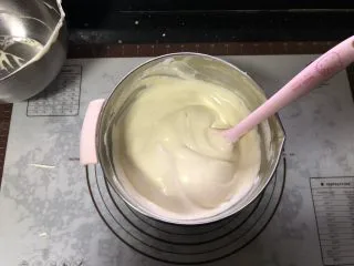 橙香戚风蛋糕,继续翻拌均匀。