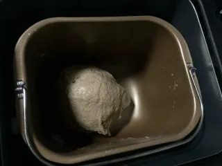 披萨就要自己在家才爽——— 杂锦芝士披萨,滚圆面团，放置在温暖地方进行发酵至原来面团两倍大，手沾面粉轻戳不回缩即可