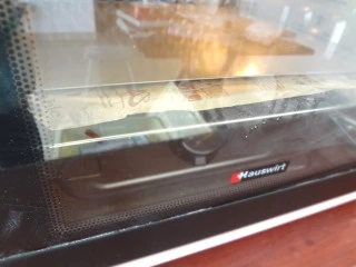  软萌甜紫米面包,盖上油纸压上烤盘放入预热好的烤箱180度20分钟，出炉晾凉就可以密封保存了