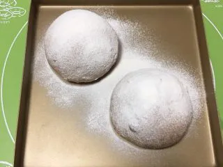 蔓越梅黑麦奶油软欧包,发酵完成拿出,撒上高筋粉。