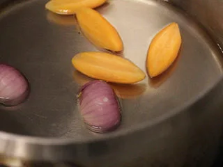 番茄红酒烩牛尾,可以将胡萝卜削成橄榄，和小洋葱一起煮软