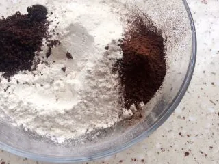 可可麻薯软欧包,可可面团材料中除黄油、清水以外的材料 全部放入碗里 PS:糖跟酵母分两边放