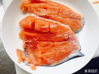 秘制干煎三文鱼 ,腌制二十分钟，最好放在冰箱里，夏天温度太高，影响鱼的鲜度。