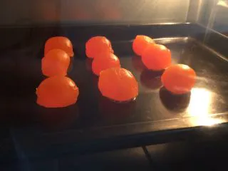 没错，高筋粉也能做蛋黄酥,放到烤盘里，140度烤五分钟。不要烤裂了