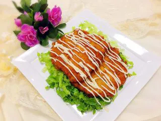 美味的日式炸猪排,挤上沙拉酱，完成！ 美美哒成品图！