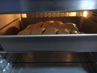 最爱面包➕新疆三果大列巴,放入烤箱中层，烤约30分钟左右。