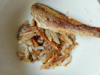 黄花鱼遇上西餐,放凉后去骨撕碎。