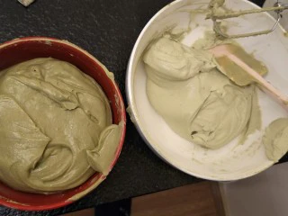 爆浆抹茶冰心面包,冰好的卡仕达酱重新搅拌均匀。300克的冰凉的淡奶油再加上10克抹茶粉打到奶油六分发。