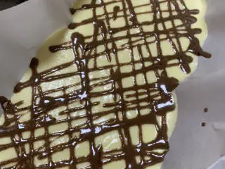 古早蛋糕(抖臀),留一点面糊➕可可粉搅拌,裱花袋挤条状,随意。