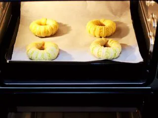 椰蓉奶香面包圈,依次全部做好后放入烤盘，放在温暖湿润处最后发酵。