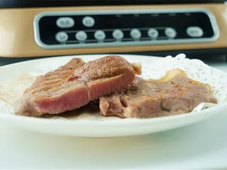 #东菱牛排机测评#爱是几分熟，我只要五分就好,口感上而言，我觉得这款机子做出的五成熟也是很适合中国人的口味，并没有存在太生太软到无法下口的地步，反而是品尝到了牛肉原始的味道，很鲜美。七成和全熟同样也不让人失望，不会过干过老，还是保持肉质鲜嫩的感觉。 