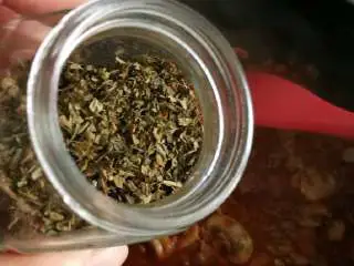 意式番茄蘑菇通心粉,加入罗勒碎