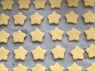 红薯曲奇饼干,用模具压出形状,摆入烤盘,每个间隔适当的空隙。