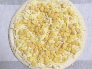 蜜瓜蔬果披萨,再放上一层香甜玉米粒。