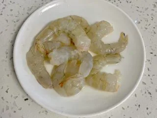 一次发酵——虾仁牛肉肠披萨,大虾去皮挑去虾线