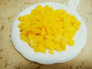 麋鹿奶油蛋糕,再切成丁备用