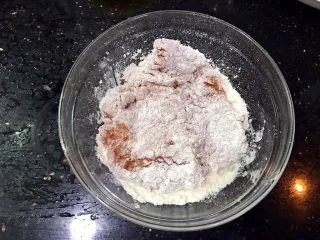 美味的日式炸猪排,腌好的猪扒肉两面粘上中筋面粉