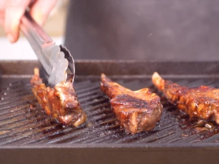 意式香煎羊排,让羊排各面都均匀受热,直至煎熟