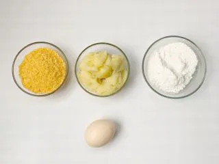 油炸土豆小丸子（超简易版）,准备食材（土豆提前去皮蒸熟）