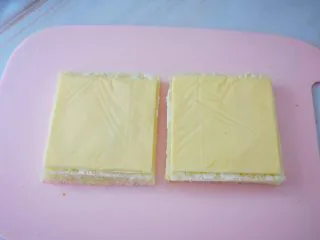 鸡蛋芝士爆浆吐司,放入芝士片