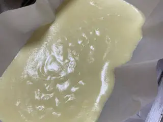 古早蛋糕(抖臀),烤箱预热140°10分钟。装入模具,如用活底的用锡纸把模具底下包起来。