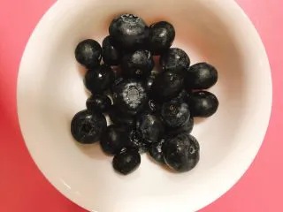 苔藓小杯——抹茶玛芬,我还洗了蓝莓来丰富一下。 呃重量的话这里边大概70g吧...但一般我都是随意放的...有时候不放蓝莓的话也用樱桃...葡萄干...树莓...核桃碎... 总之喜欢啥放啥，喜欢放多少就多少，不喜欢就都不放...