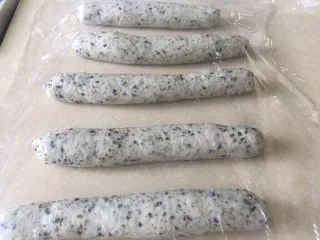 佛系养生黑芝麻辫子面包,第十五步:全部做好了松弛5分钟开始依次搓长,不要着急慢慢搓