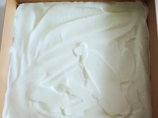 百变水果 蝶豆花蛋糕卷.百香果蓝莓馅,圆点点烤好以后取出倒入剩下的面糊轻轻震几下。入烤箱175度,烤23分钟。