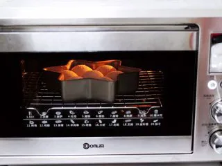 圣诞雪花豆沙包,烤箱上下管175度，烤制25分钟即可。 