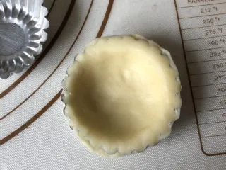 可爱圣诞帽子塔,将面皮按压在蛋挞模具上,去除多余部分