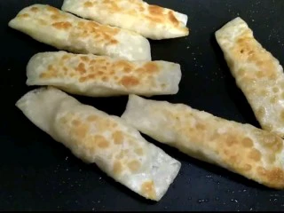 芙蓉鳕鱼锅贴,一面定型后再翻另一面煎,此刻已经闻到了香味……