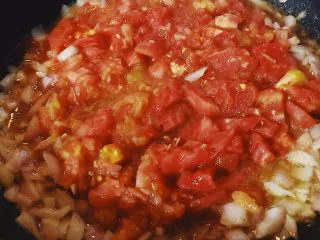 牧羊人派(Shepherd’s pie),放入番茄丁,炒至番茄出汁。