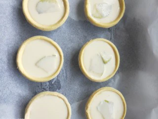 欧式风情下午茶|加了苹果的蛋挞,倒完蛋挞液的蛋挞放入几块切好的苹果快,