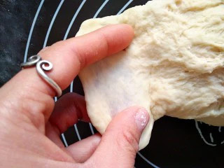 巧克力甜甜圈,揉大概20几分钟后至完全阶段,能拉出膜的感觉,还没到手套膜的阶段。