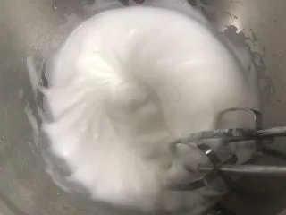 玉米面杯子蛋糕(少油少糖粗粮蛋糕),打发至出现明显纹路时加入最后1/3糖(第三次)