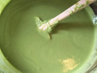 抹茶奶酪慕斯核桃布朗尼（8寸）,把淡奶油混合在一起。