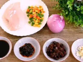 用中式调味品，做出西餐的感觉——豆豉酱烧鸡胸肉,·食材· 鸡胸肉 1块、香菇酱 20g、豆豉酱 10g 洋葱 30g、三丁 60g 蒜末 15g、生抽 15g、清水 300ml