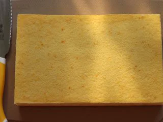 鲜橙方块大蛋糕,切掉四周，就得到了一个长方形的大蛋糕。