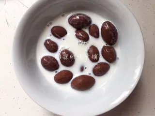 巧克力慕斯杯,巧克力隔水融化（因为家里的娃不喜欢黑巧，所以就用了好时的牛奶巧克力，略加点牛奶在里面，感觉融化的会更快些。）