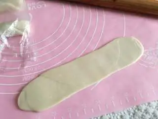 酥掉渣的蛋黄酥，月饼季做起来,再翻过来，擀长。