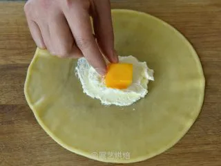 【烘焙食谱】芒果班戟 │展艺烘焙,奶油中间放一粒芒果肉