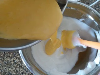 圣诞杯子蛋糕,再倒入余下的蛋白霜内,拌均匀。