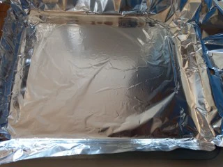 最简单的黑胡椒烤鸡翅,烤盘铺上锡纸