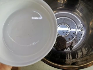 红糖发糕的家常做法（1个蛋）,120克开水倒入红糖盆中