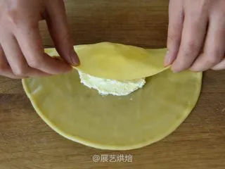 【烘焙食谱】芒果班戟 │展艺烘焙,将班戟皮两边对折包起来