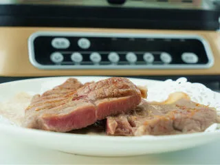 #东菱牛排机测评#爱是几分熟，我只要五分就好,大概两分钟左右就可以了，预热效果很快，先把肉平放在烤板。这时候我们看到已经跳转到五成熟了，发出了bibi的声音，我们可以取出牛排了，这块是五成熟的牛排，内里还是保持粉粉嫩嫩的色泽。 