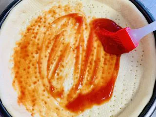 一次发酵——虾仁牛肉肠披萨,用刷子涂抹均匀。