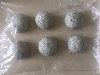 佛系养生黑芝麻辫子面包,第十二步:称重分割成6等份滚圆松弛15分钟