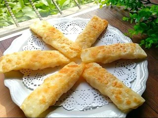 芙蓉鳕鱼锅贴,我给它起了个好听的名字!叫:芙蓉鳕鱼锅贴,这个馅是熟的,所以皮也是很快熟,不需要煎太久!美味的锅贴就完成了!欢迎品尝。